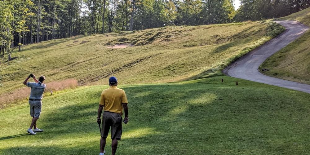 This is what a drumlin looks like. Sage Run’s big ridge is clearly a factor on the par-3 fifth hole.